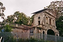 Sadly Theobold's Park fell into institutional use during the C20th (Royal Artillery during the way, police riding school, school, adult education centre, conference centre & hotel). Temple Bar, though protected, was not looked after & fell into decay. Here it is in 1999.