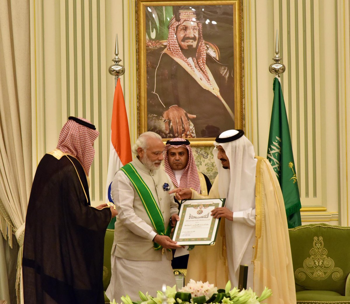 Po_intBlank's tweet image. All those Moron thinking that #SaudiArabia helped india with #OxygenMachine bcoz their minorities status. Just Shut fuck Up!! 

And Listen

In reality, It is coz of Modi&apos;s &quot;Arabs diplomacy&quot; which yielded in a strong Relationship which has led to a helping hand.

Bade Aaye.....🤣