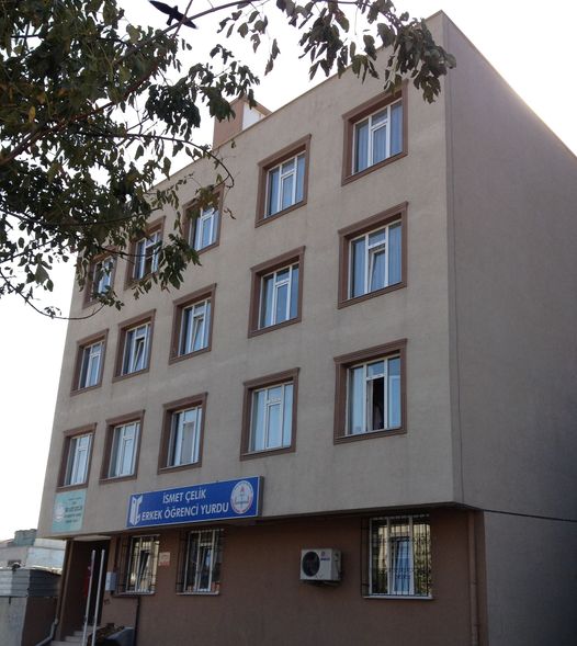Şirketin adresini araştırırken haritadan başka bir yerle eşleştiğini gördüm: İsmet Çelik Erkek Öğrenci Yurdu. İsmet bey aynı zamanda yurt işine de girmiş. Dedim normal iş insanı sonuçta ama şu yurda bir bakalım yauw. Google& #39;da bulamadım. Tabi ki Facebook& #39;ta buldum.