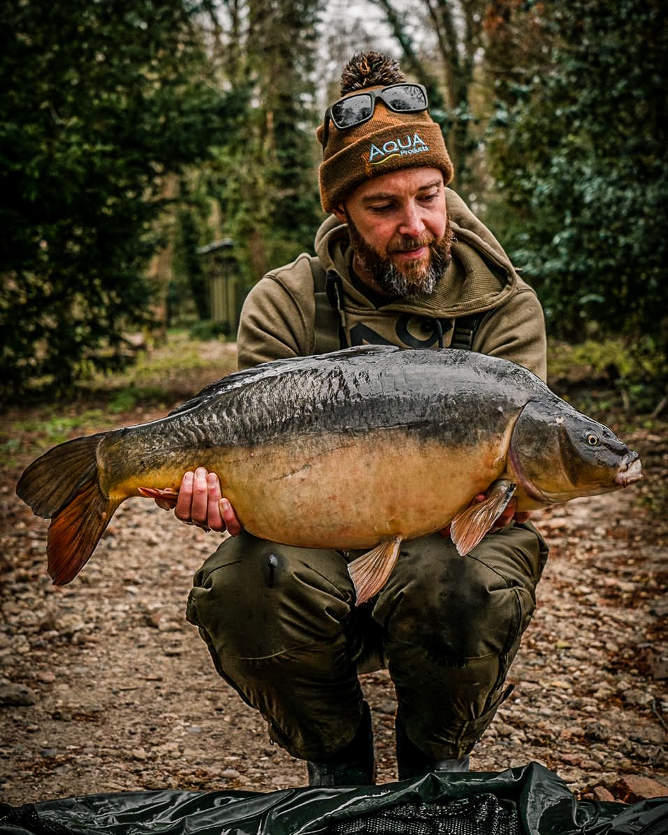 Here is another corker for Aqua Si from a recent trip to Yateley Pads Lake. Using the Atom Baiting Pole to carefully drop a rig right amongst the reeds and pads that the lake is famous for, Si tripped up this leathery mid 20 from a spot he had been prepping for over 24 hours!