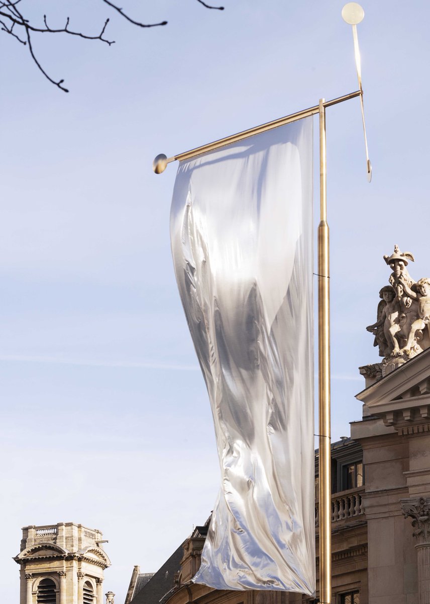 Hisser les couleurs du temps.
—
C’est finalement un gris iridescent qui a été choisi pour refléter le ciel parisien aux abords de la <a href="/BourseCommerce/">Bourse de Commerce — Pinault Collection</a>. Trois drapeaux-miroirs, conçus par <a href="/Bouroullec/">R & E Bouroullec</a>, signalent désormais aux passants le nouveau musée.
—
 📷 Claire Lavabre