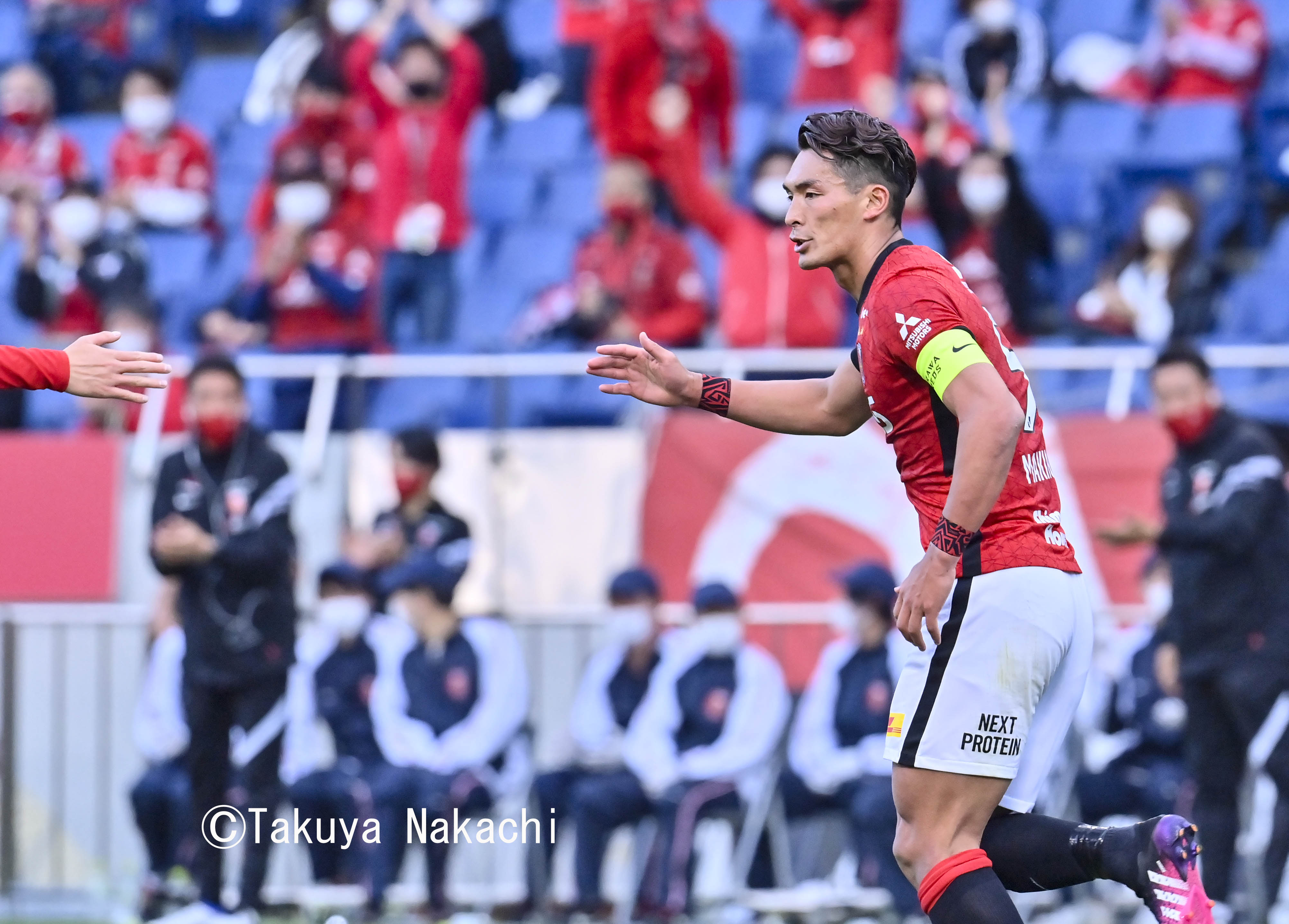城とサッカーの編集者兼記者兼カメラマン 双葉社 浦和の勝利にはこんな裏話が それは試合前 １枚目 指を上げて集中する小泉佳穂選手 ２枚目 それをマネする明本考浩選手 ３枚目 たしなめたかに見えた槙野智章選手 ４枚目 こうやるんだ と大
