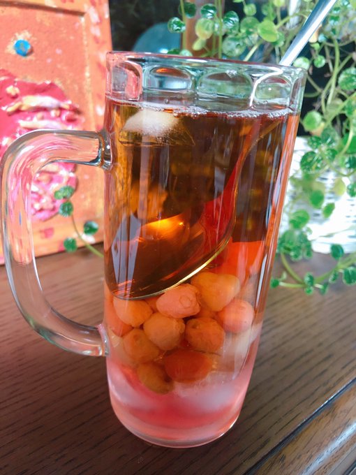 ジャムというか、甘く煮ておいたサクランボをこうして紅茶にいれる…!
ほんとにやって欲しい、美味しいのだ🍒
庭のさくらんぼ、市販のとは全然違う味するよね🍒 