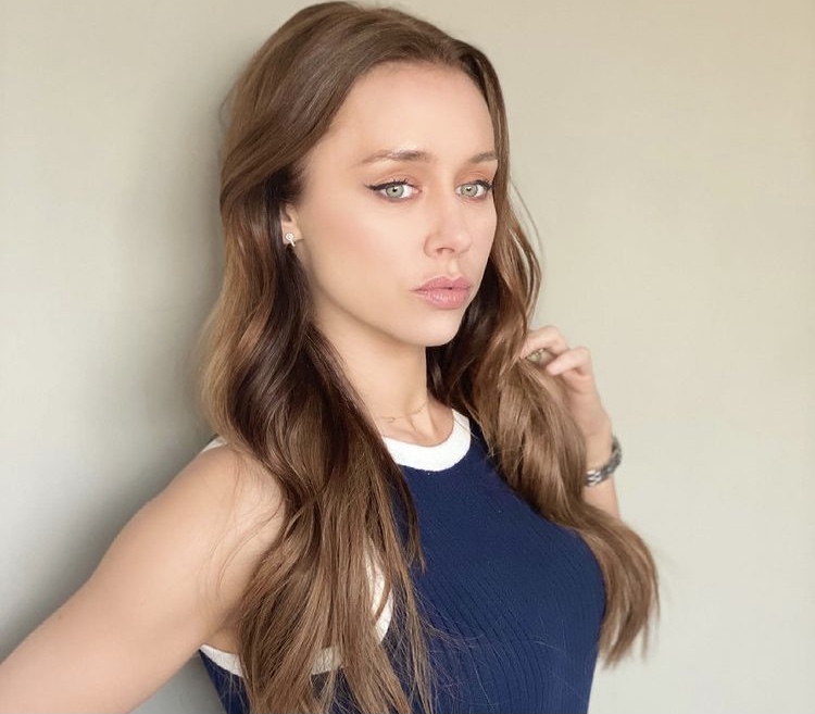 Una Healy shows off new hairstyle as she promotes new hair extensions bit.ly/3sJZffS