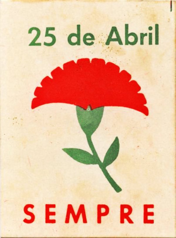 15)On ne sait pas d’où viennent ces œillets : une cargaison bloquée à l’aéroport au main des putchistes ? Un grand mariage interrompu par la révolution ? Qu’importe le mot d’ordre passe et les manifestants s’approvisionnent au marché aux fleurs de Lisbonne !