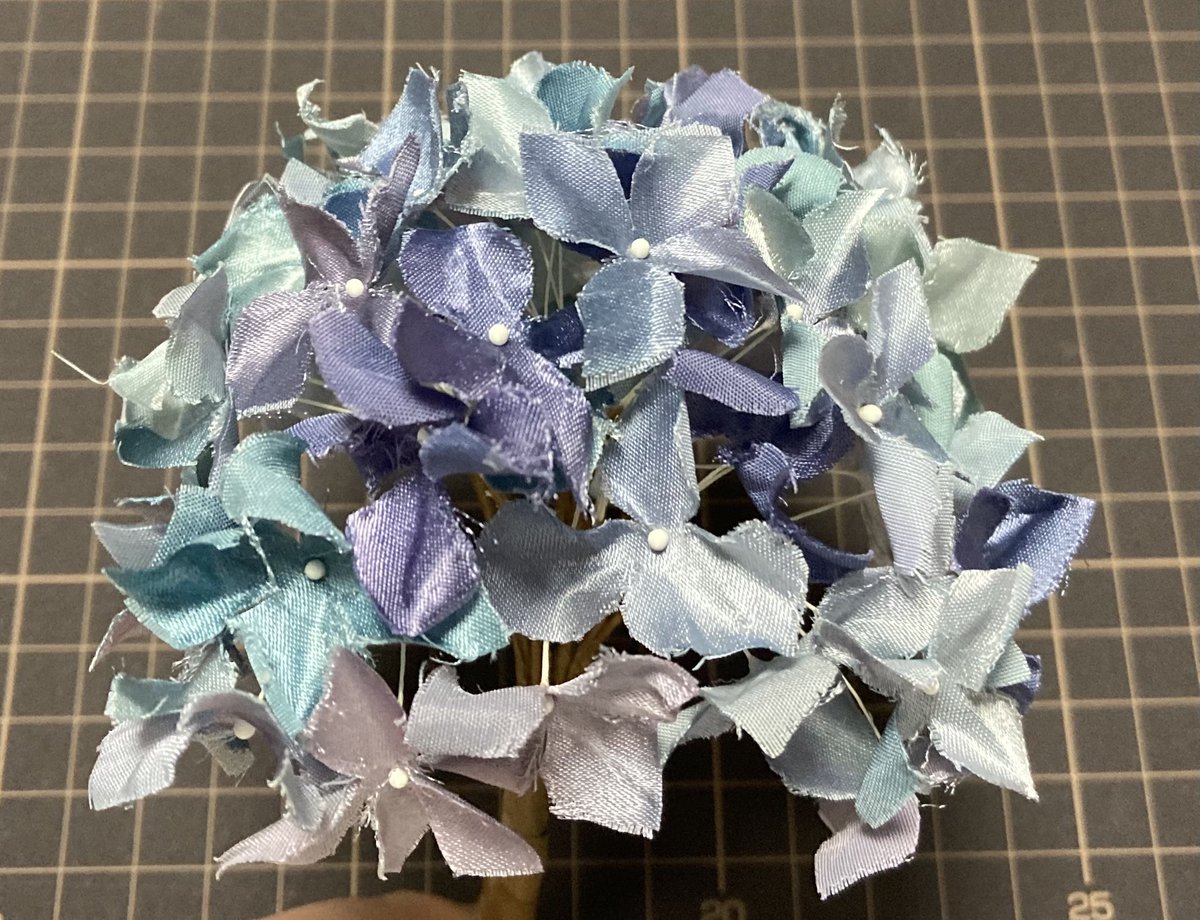 ReenoDoll's tweet photo. 今日のお稽古で作った紫陽花
茎、気をつけたつもりだけど、ちょっと縞々気味…

はじめより慣れたとはいえ、茎巻きまだまだ難しい https://t.co/1ot4ewTuKK