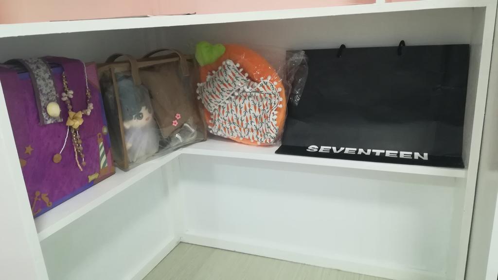 [Peak on my collections]This shelf is unplanned, but I'm glad the carpenter included it. I got place to put my oty paper bag, HengGarae diy album holder (planned to make it binder for big cards that doesn't fit the pc/tc binder) & Yoonie  @pledis_17|  #정한 Bias|  #세븐틴