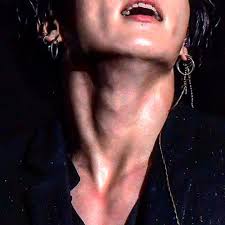 I thought I didn't have many neck pics... Well, turns out I was wrong. I wonder about myself sometimes... #BestMusicVideo  #Dynamite  #iHeartAwards  @BTS_twt