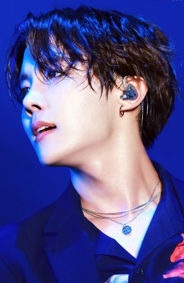 I thought I didn't have many neck pics... Well, turns out I was wrong. I wonder about myself sometimes... #BestMusicVideo  #Dynamite  #iHeartAwards  @BTS_twt