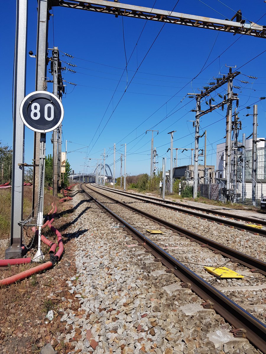 Ce matin c'est #Mise_en_service de #LTV
Ça fait du bien de bosser au soleil pour un dimanche :)
Plus qu'à attendre le passage des premières circulations pour s'assurer que tout est ok 👍
Les travaux #Eole vont pouvoir se poursuivre en sécurité
<a href="/itif_travaux/">1Afer2rail</a> <a href="/SNCFReseau/">SNCF Réseau</a> 
#TeamSNCF
