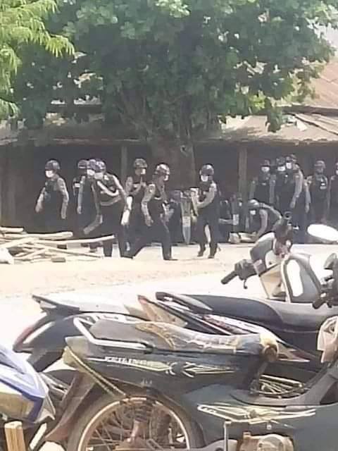 HteinLi54244919's tweet photo. Anti-coup protest in NaungCho, Shan State was violently cracked down by opening gunfires and destroying nearby motorcycles by Junta. Some were abducted reportedly. #Apr25Coup #ASEANsupportNUG #WhatsHappeningInMyanmar  https://t.co/QWWWbq2CdC