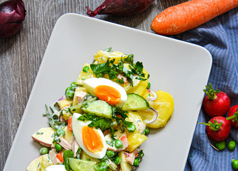 Kuechenschnack's tweet photo. Russischer Kartoffelsalt Olivier. 

Dieser Klassiker in Russland darf auf keiner Party fehlen. 
Das Rezept dazu hab ich für dich ausgeschrieben. 
https://t.co/7Q4wP3Op5s

#foodblogger #potatos #foodlover #food #foodphotography https://t.co/MmR6slsBWl
