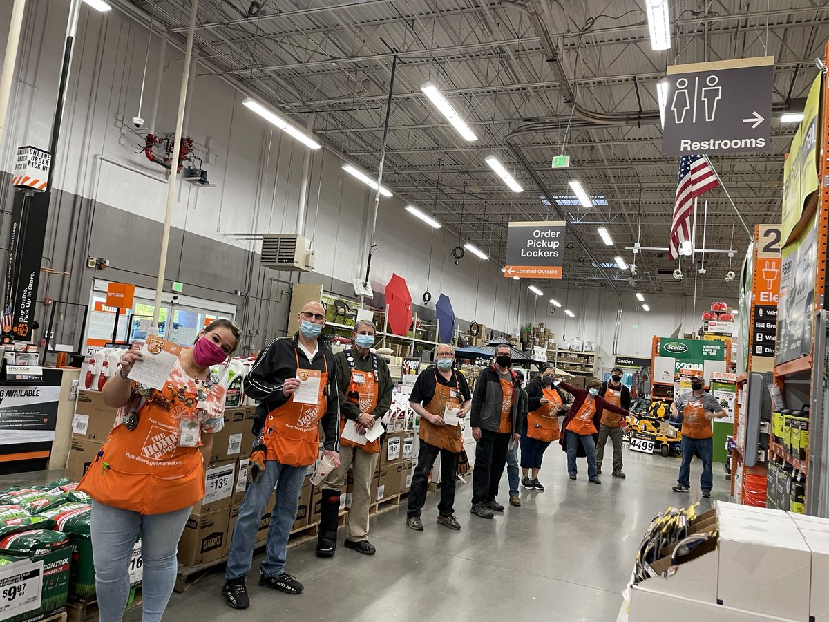 joye_pamela's tweet photo. When the boss (Kim H) asks the Sunday crew to come in an hour early at the last minute....our team steps up!!!!! Way to show up and deliver!!! 0736 is explosive!!!! pack’n down and take’n names!!! Way to create shareholder value!!!Homers anyone???  @kimscottholman @joshfelkerTHD https://t.co/l1lB8iBux4