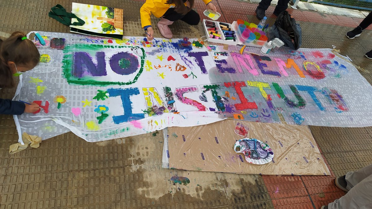 Todo nuestro apoyo a #Coslada que otra jornada más ha salido a reivindicar sus derechos
<a href="/IdiazAyuso/">Isabel Díaz Ayuso</a> y <a href="/eossoriocrespo/">Enrique Ossorio</a> cumplan con sus obligaciones!
#CentrosPúblicosYa
#EducacionPublica 
#IESPuertoCosladaYA
#marearojaCharlie