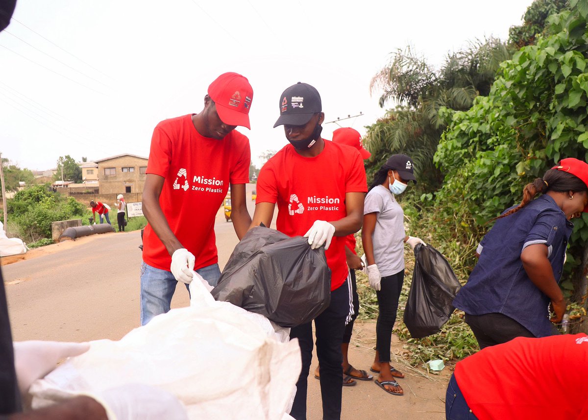 KbOIsmail's tweet photo. For mother Earth...
#AREAixTCCF
#missionzeroplastic
#CleanupAjibode https://t.co/Cs7cT4ZOUF