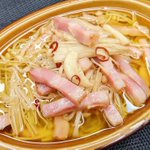 煮るだけだから簡単!えのきやベーコンをオリーブオイルで煮込んで作るお手軽レシピ!