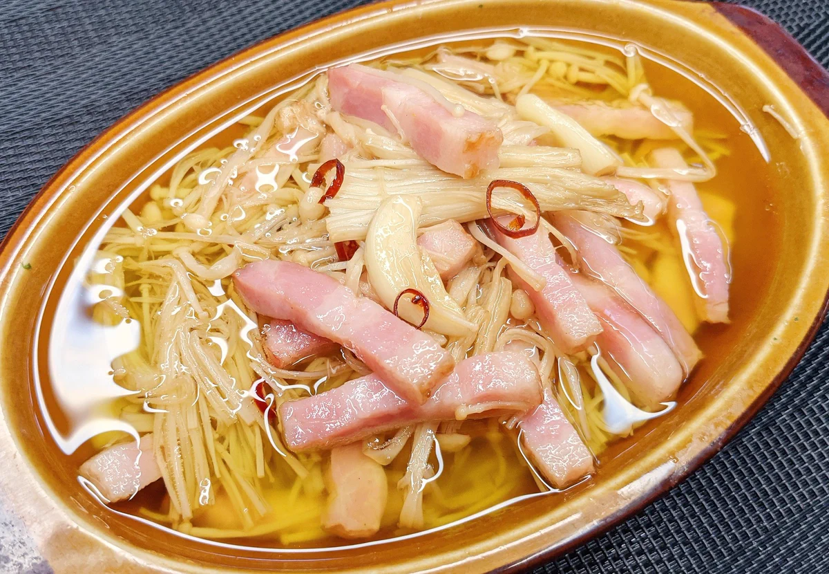 煮るだけだから簡単！えのきやベーコンをオリーブオイルで煮込んで作るお手軽レシピ！