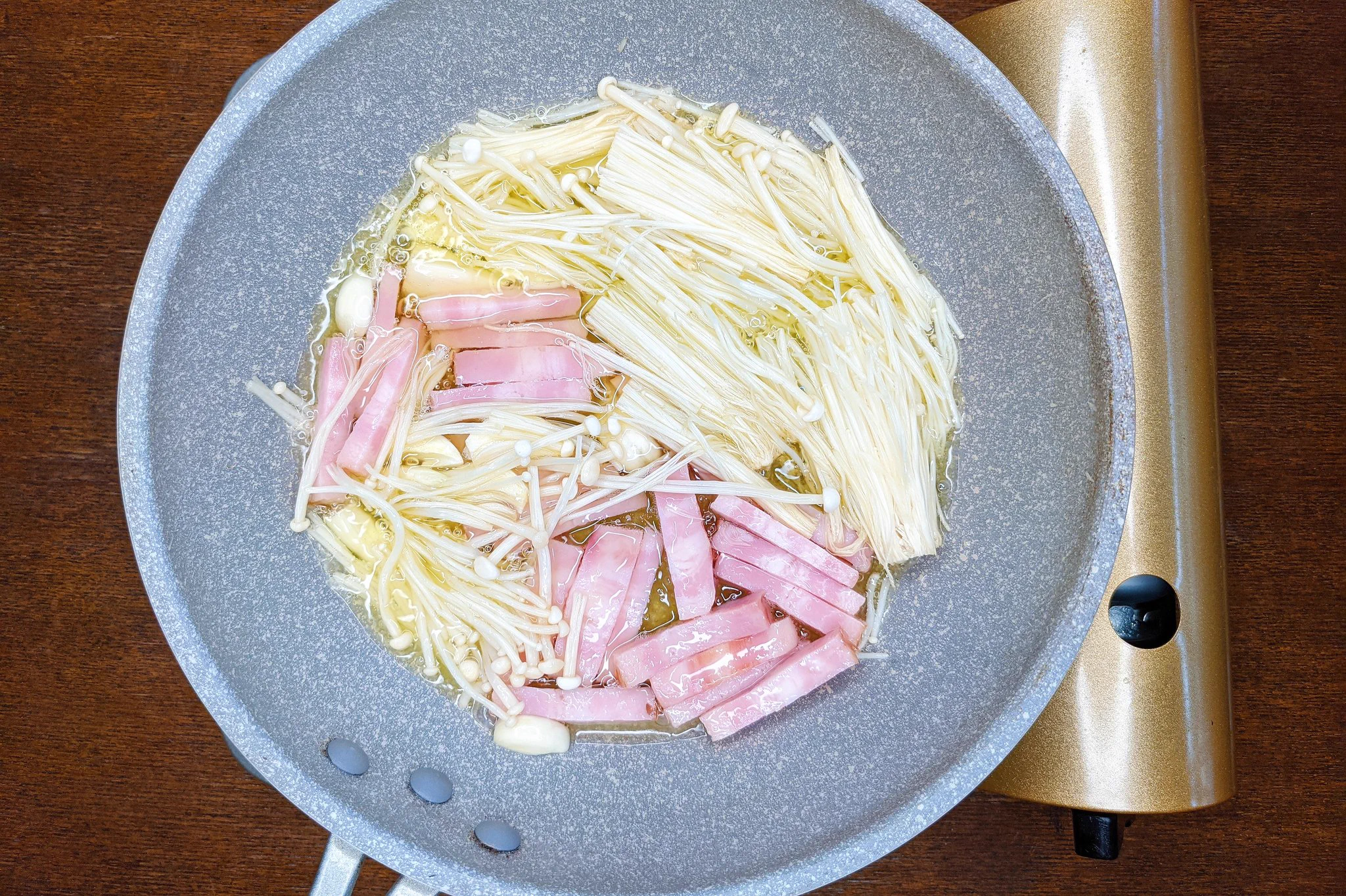 煮るだけだから簡単！えのきやベーコンをオリーブオイルで煮込んで作るお手軽レシピ！