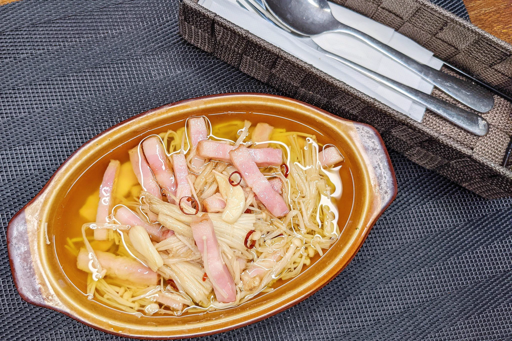 煮るだけだから簡単！えのきやベーコンをオリーブオイルで煮込んで作るお手軽レシピ！
