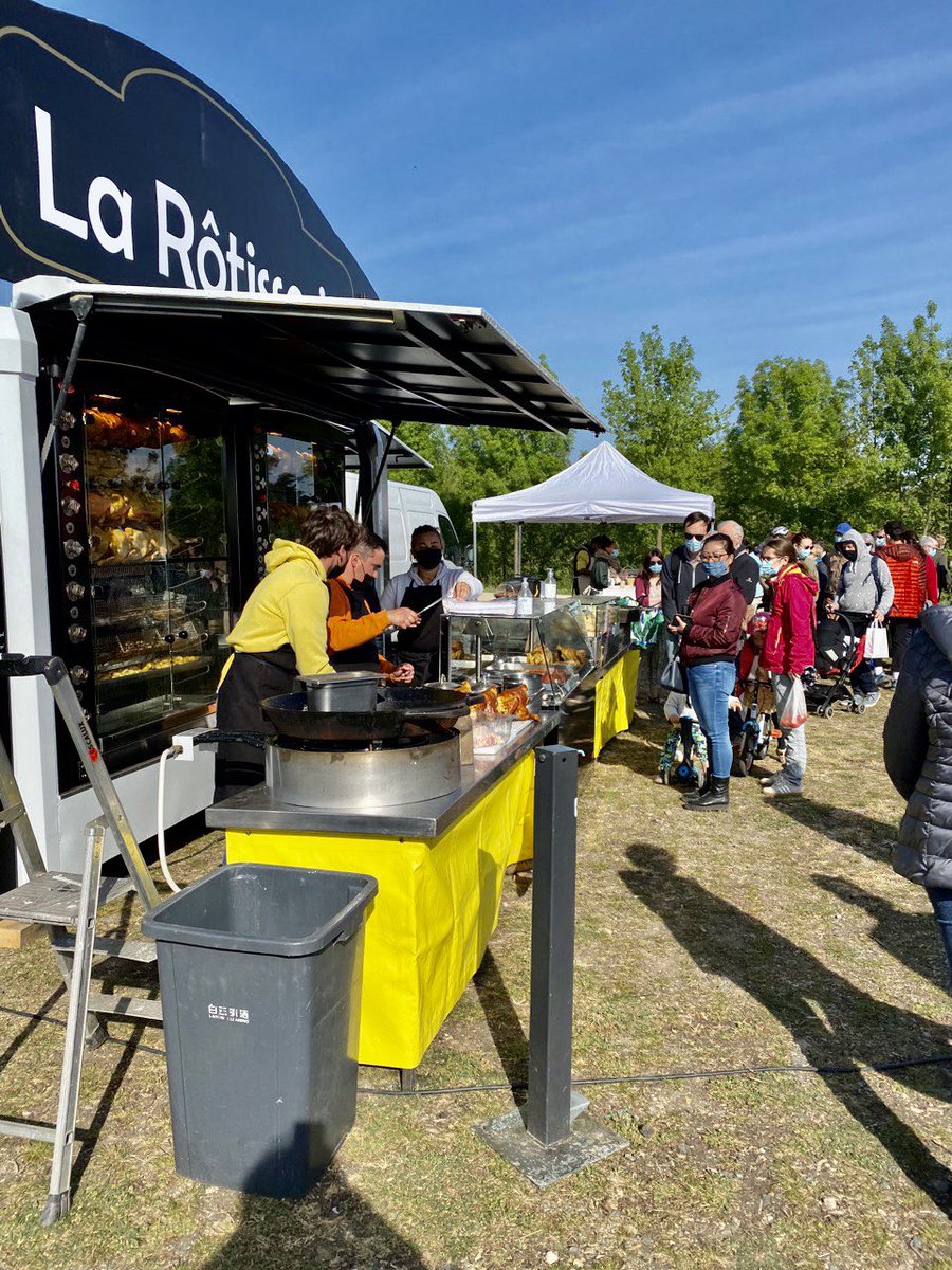 ChristopheBechu's tweet image. Première édition du nouveau marché dans le quartier du Lac de Maine. 

Un lieu de rencontres, d’échanges et de convivialité pour tous les Angevins, autour de produits de qualité : une nouvelle dynamique pour le poumon vert de notre Ville. 

Un plaisir de voir tous ces sourires !