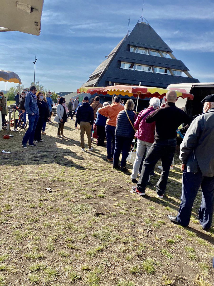 ChristopheBechu's tweet image. Première édition du nouveau marché dans le quartier du Lac de Maine. 

Un lieu de rencontres, d’échanges et de convivialité pour tous les Angevins, autour de produits de qualité : une nouvelle dynamique pour le poumon vert de notre Ville. 

Un plaisir de voir tous ces sourires !