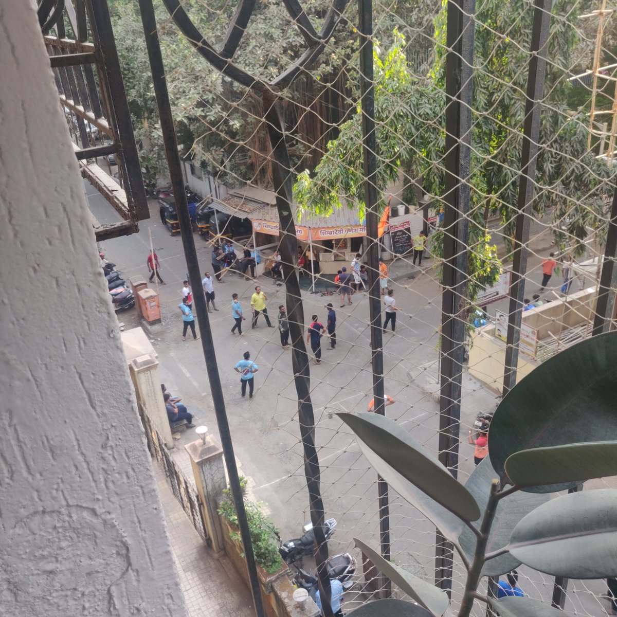 smit_s08's tweet photo. @MumbaiPolice cricket playing crowd. Without mask. Raman lane Ghatkopar East. Do something! https://t.co/Gzmnap47Qm