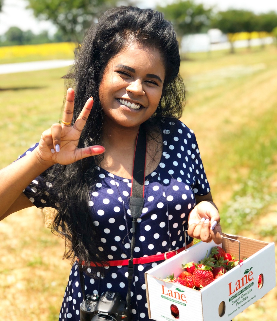 🍓 Caught red handed! 🍓 #StrawberryPicking is now open daily from 10am-5:30pm at #LaneSouthernOrchards --> bit.ly/2MB2Rfb 📷ig: shruthilee @ExploreGeorgia @VisitTheUSA