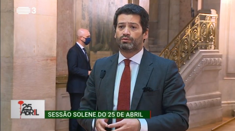 Not estes malucos a levarem um cravo branco e um cravo preto
