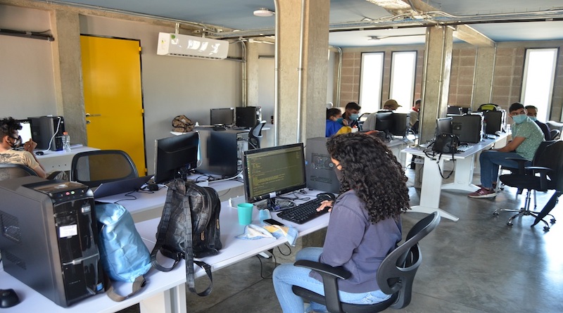 VTVcanal8's tweet photo. Avanza Centro Tecnológico Alcaraván para la producción de software y hardware en el país

#CuidémonosDeLaCovid 

https://t.co/ebnXSacspA https://t.co/sryeUz1TK3