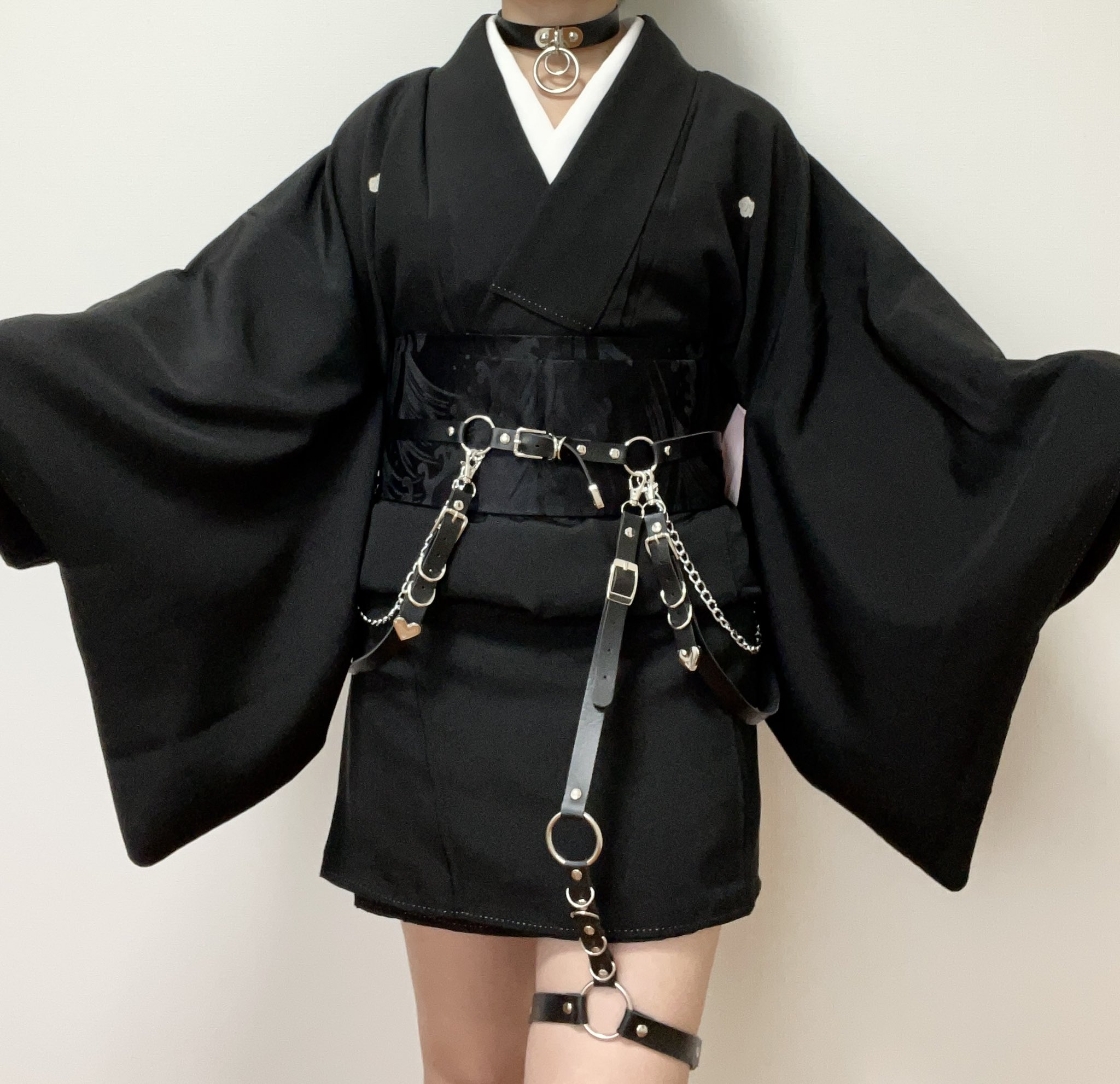 みさまる 着物 今日は黒紋付の着物でパンク風着物コーデ組んでみた 時々知らない人から 着物の伝統を壊すな みたいなメッセージが送られてきて色々悩んだり考えることがあるけど 私は色んな人に 着物は可能性を広げて自由に遊ぶともっと楽しいよ って