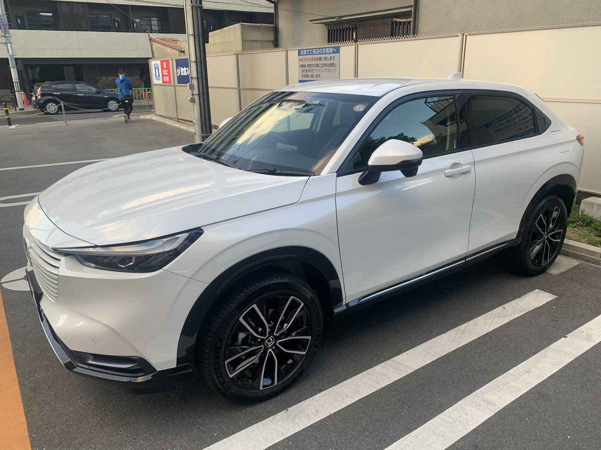 minamilala's tweet photo. 点検だったので、新型ヴェゼルに試乗してきた。
先代のデザインと比べると、うーん。
今乗っている1.5ターボのグレードが出ても、乗り換えは考えないかな。。。 https://t.co/M865NlRsJi