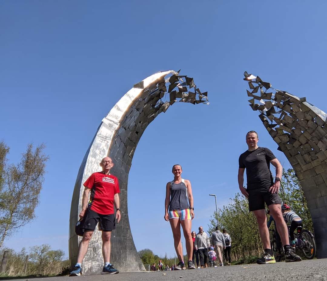 chr1stopherleo's tweet photo. Perfect Sunday running on the Costa del Clyde ... glorious sunshine & #GFR chat. I even managed a selfie with Shawlands' newest resident! ๐๐
#GlasgowFrontrunners #SunnySundayRunning #ClydesideRunning #GlasgowGreen #CunningarLoop #KingKovid #OroShawlands https://t.co/7f9fEu0143