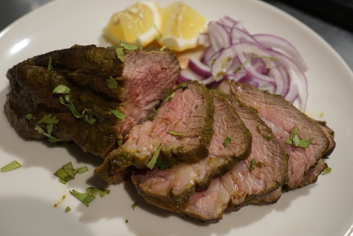 ハリヤリラムロースト(Hariyali Lamb Roast)。豪州産サフォーククロスラム肩ロースの塊をコリアンダーリーフや青唐辛子を使った「緑」と言う意味のハリヤリマサラでマリネして焼きました。柔らかいラムと清涼感あるマサラの香りの相乗効果。焼き加減もばっちりで週末の良きご馳走に

#今日のインド料理