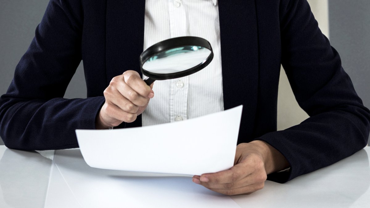 студент думает. повышение квалификации. получил должность. собеседование. человек на собеседовании.