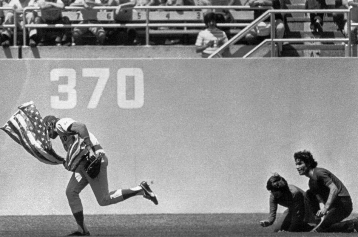 baseballinpix's tweet photo. Rick Monday rescued the American flag from two trespassers who tried to set it on fire in the outfield at Dodger Stadium, April 25, 1976.. https://t.co/ttgRkKEyZz
