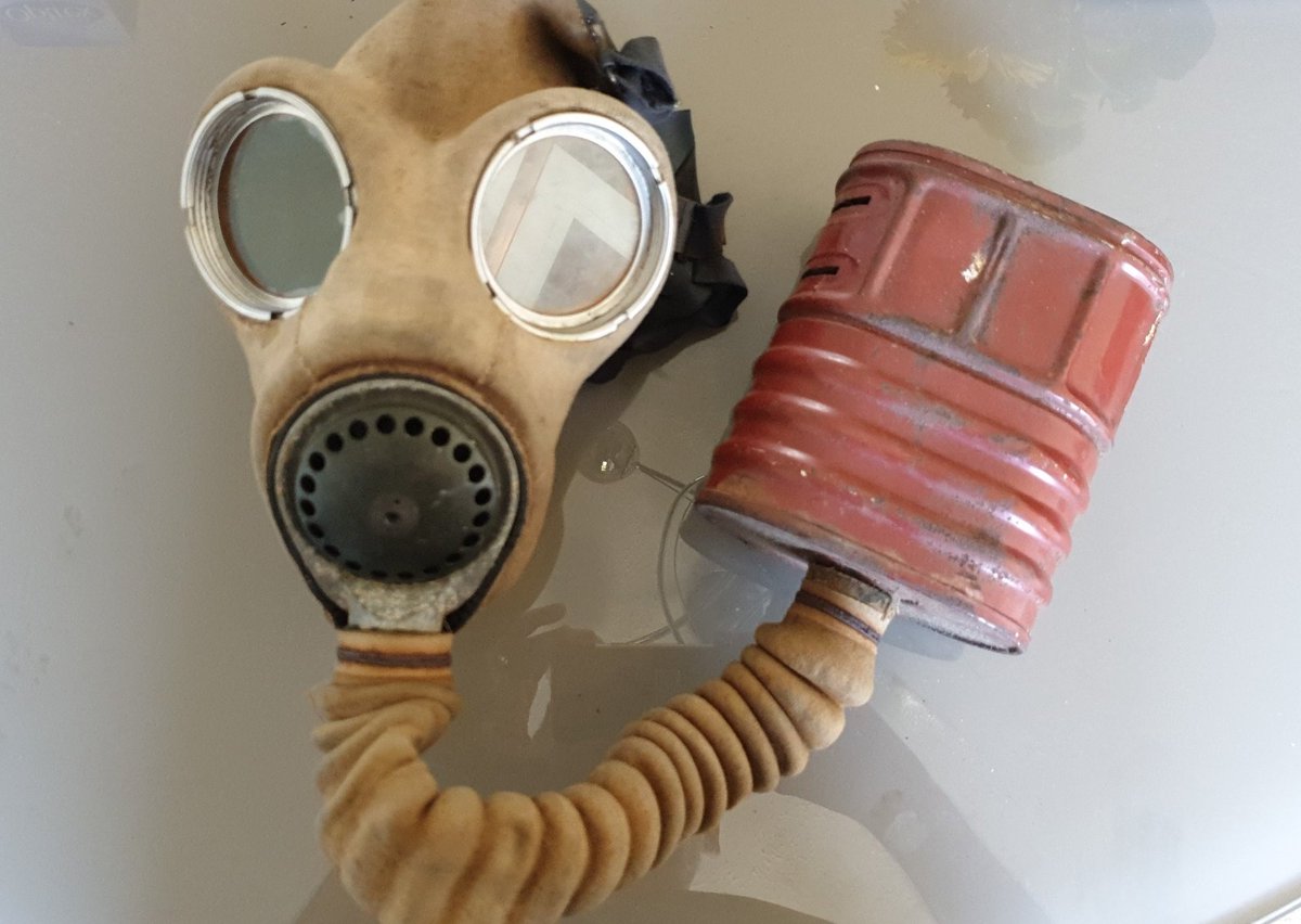 And so to the gas mask itself. This is a Mk IV General Service Respirator, introduced in 1926 and a huge improvement over those used in  #WW1 It was in use with the army, police and civil defence at the start of  #WW2