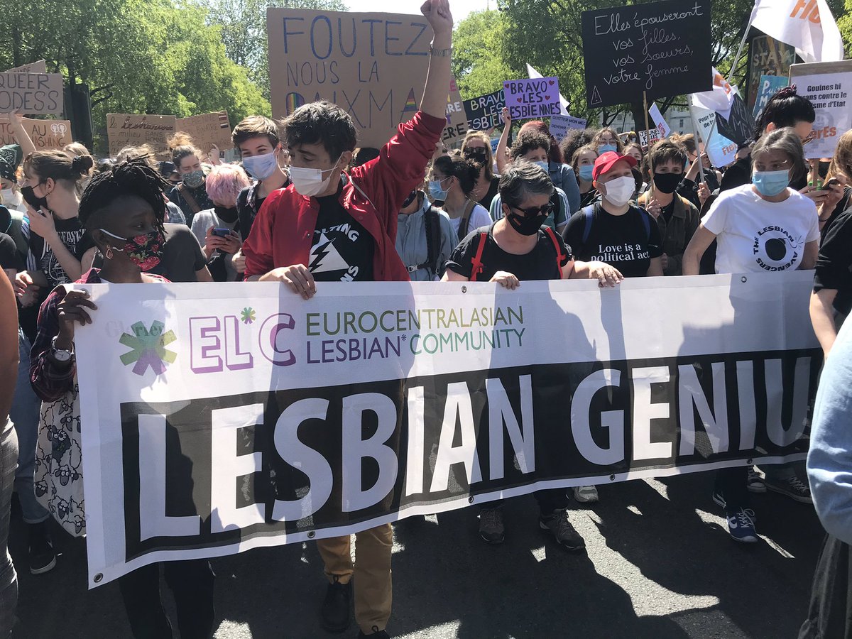  #dykemarch  #marchelesbienne  #paris. @EuroLesbianCon  #lesbiangeniud banner and T shirts from  @lesbianavengers and  @RevoltingDykes !
