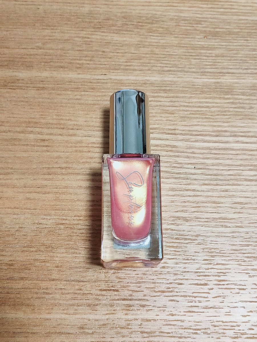 あー セルフネイル ダイソー新ネイルのソンプチュー 何色か買ってきたんで今あるやつだけゆっくりレポしまーす St Np 03 クリアのピンクにゴールドのパールが入ってる 個人的には今回買った中で一番気に入ってる おすすめ