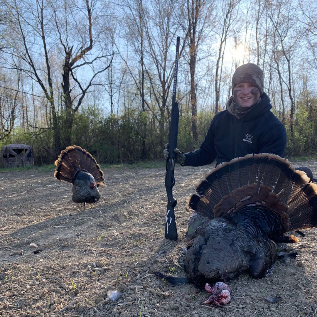 Shout out to Brady Strauss for taking down this Wisconsin Tom that just couldn't resist his Flextone turkey spread! #FlextoneDecoys #Flextone #turkeydecoy #turkeyhunting 🦃