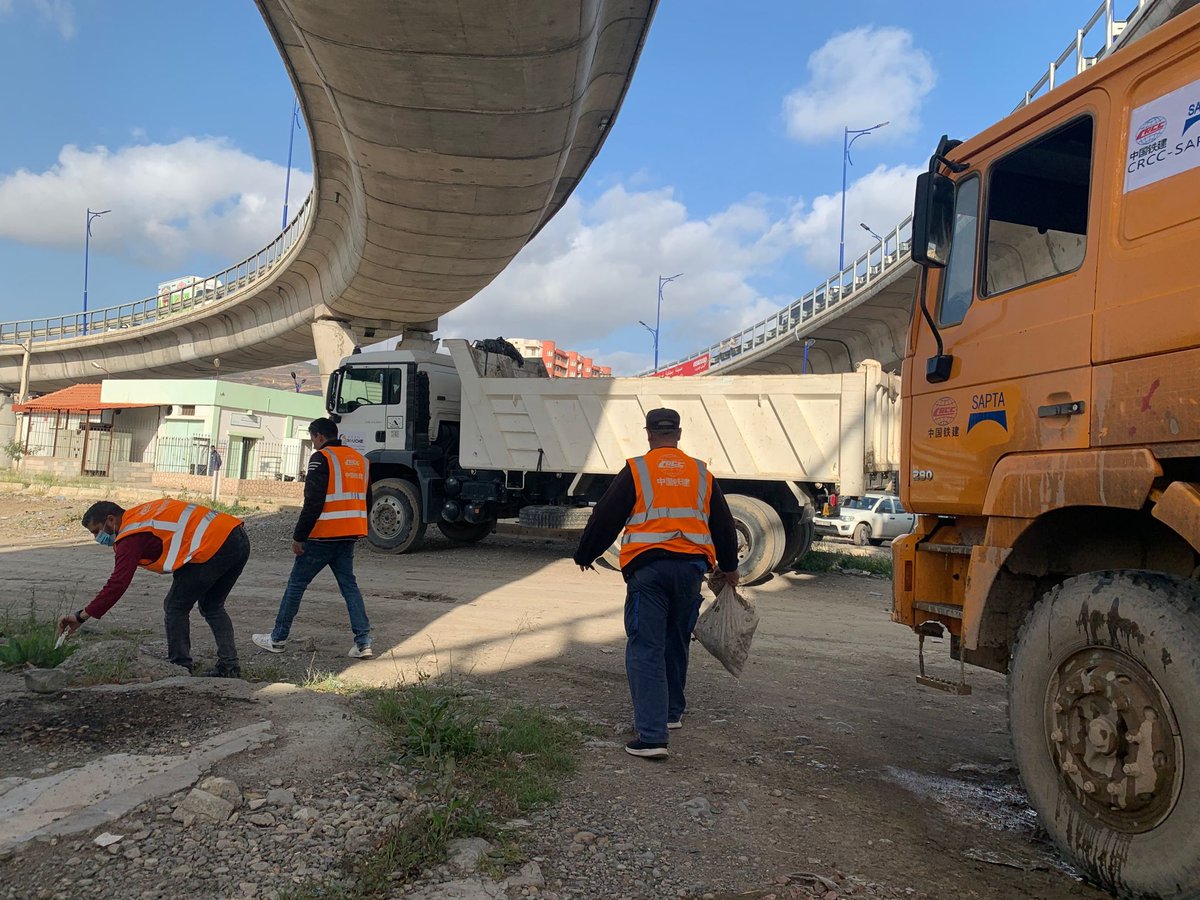 Recently, the Algeria Bejaia Connection Line Project, constructed by CRCC, has responded to the call of the Provincial Government to carry out voluntary clean-up activities .More than 20 personnel and 10 mechanical equipment were involved in the  urban area cleaning.