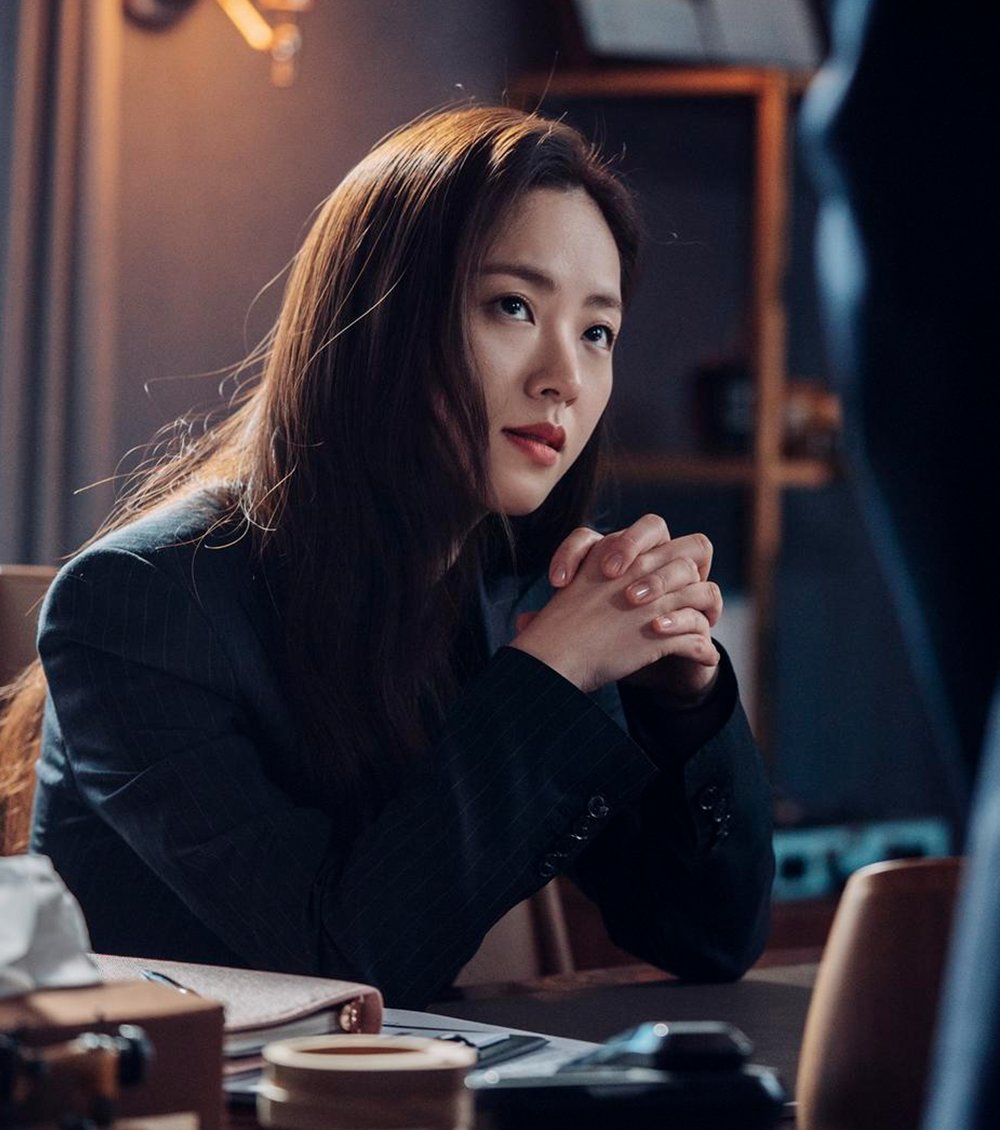 Jeon Yeo-been quando não está envolvida com gangsters, está metida com Mafiosos. Como ela sabia que eu tenho uma queda por criminosas?