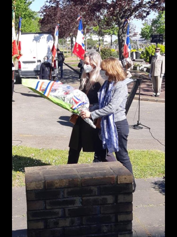 RES_2020's tweet photo. Bertine Bönner et Fatiha Keloua Hachi conseillères municipales du groupe @RES_2020 présentes ce matin à la cérémonie commémorative de la journée du souvenir de la déportation à Rosny-sous-Bois, Le devoir de mémoire est une nécessité. #devoirdememoire #deportation https://t.co/XcRmjs4R74
