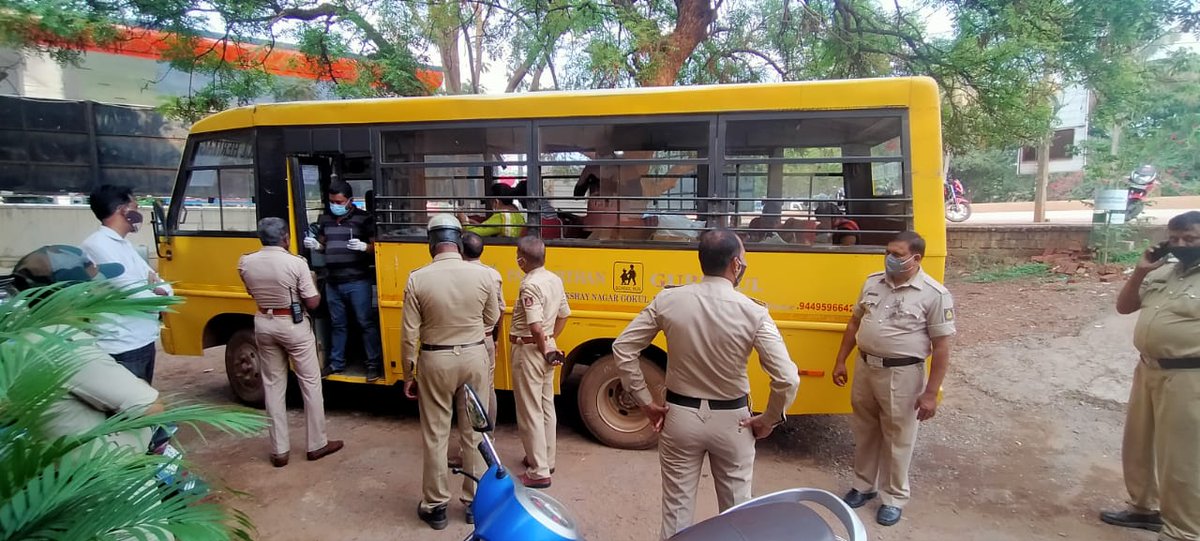 OttilieAnban's tweet photo. #RTPCRTesting at #HubballiDharwad's #PoliceStations
---------------------------------------------
#dharwadfightscovid19
#DDCLICS #CovidWarriors with the Dharwad Health Department conducted COVID-19 RT-PCR Testing for all the police officers in Hubballi Dharwad. https://t.co/l9p2q5WsF6