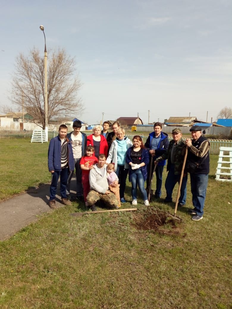 olgainikitina's tweet image. Учащиеся 8 класса школы-интерната в рамках Весенней Недели Добра совместно с администрацией и депутатами с.Обшаровка убрали территорию памятника &quot;Скорбящая Мать&quot;#ВесенняяНеделяДобра