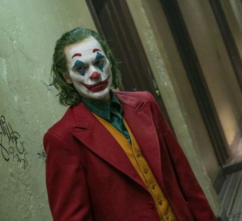En 2019 c& #39;est Joaquin Phoenix qui reprend le rôle dans "Joker" de Todd Philips. Pas de Batman cette fois, le Joker est le personnage principal. Le film raconte, dans une histoire originale, la transformation d& #39;Arthur Fleck qui, à force de déceptions, devient le Joker.