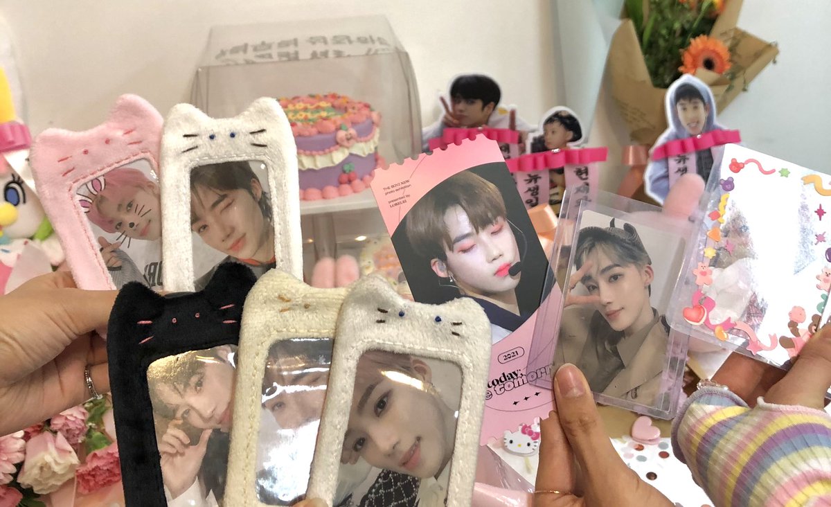 worrl0's tweet photo. 뉴팬이라서 너무 행복한 순간들이었어요,,♥♥
입구 들어갈 때부터 너무 잘해주셔서 편하게 관람할 수 있었어요💗
진짜 손이 덜덜 떨렸어요.. 너무너무 이뻐서 눈을 못뜰정도엿으료 동전뉴갑통판때 꼭 사세요ㅠㅠ 크기도 정말 필요한거 딱 들어갈 사이즈고 뭣보다..이쁨.미침.
#For_new @LORELEI_new https://t.co/lClVd630mw