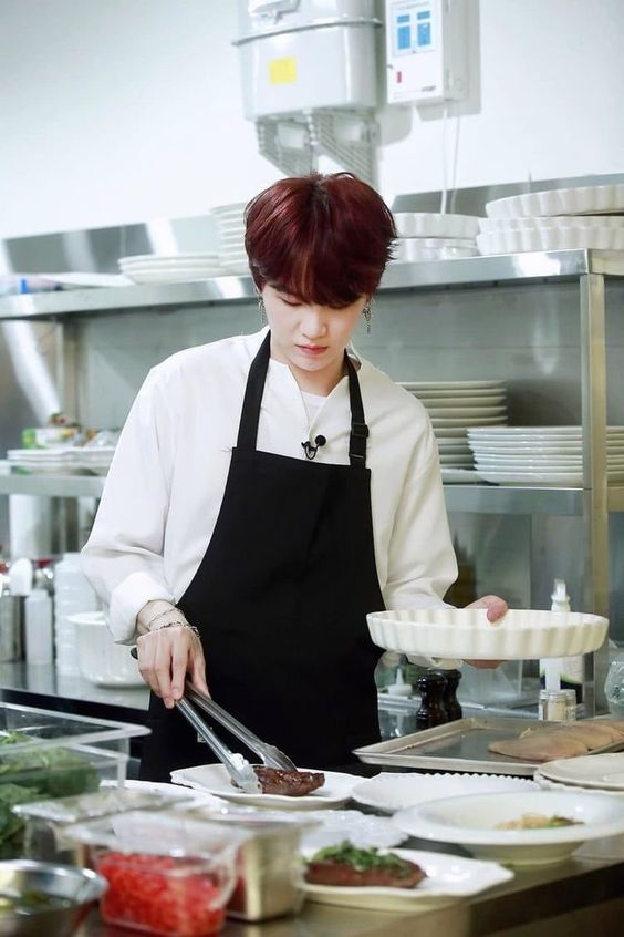 he took a lot photos of you, he will take you into dinner and sometimes cook for you,  https://twitter.com/syubhoya/...