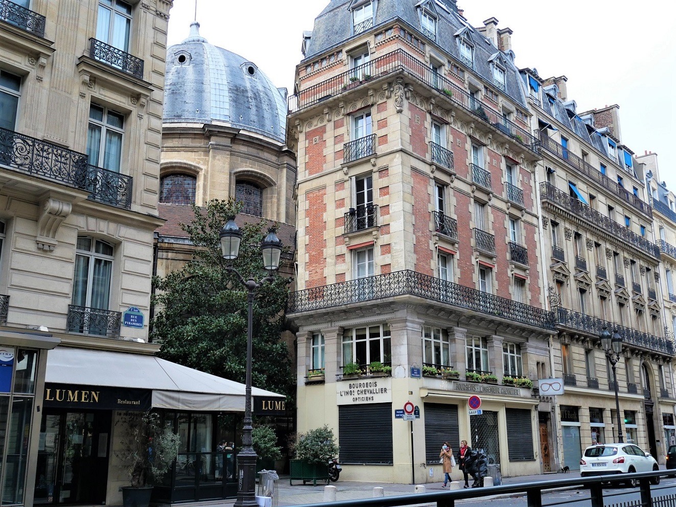 Mybus フランス 公式 ふと 建物を見上げると 窓の長さが違うことに気づきます パリ市街の改造を計画した ジョルジュ オスマンのが考えた住宅は 違う階級の人も一緒にすめる美しい建物 1階は商業用のテナント 2階が商業のための倉庫で天井が低め Mybus フランス 公式 ふと 建物を見上げると 窓の長さが違うことに気づきます パリ市街の改造を計画した ジョルジュ オスマンのが考えた住宅は 違う階級の人も一緒にすめる美しい建物 1階は商業用のテナント 2階が商業のための倉庫で天井が低め