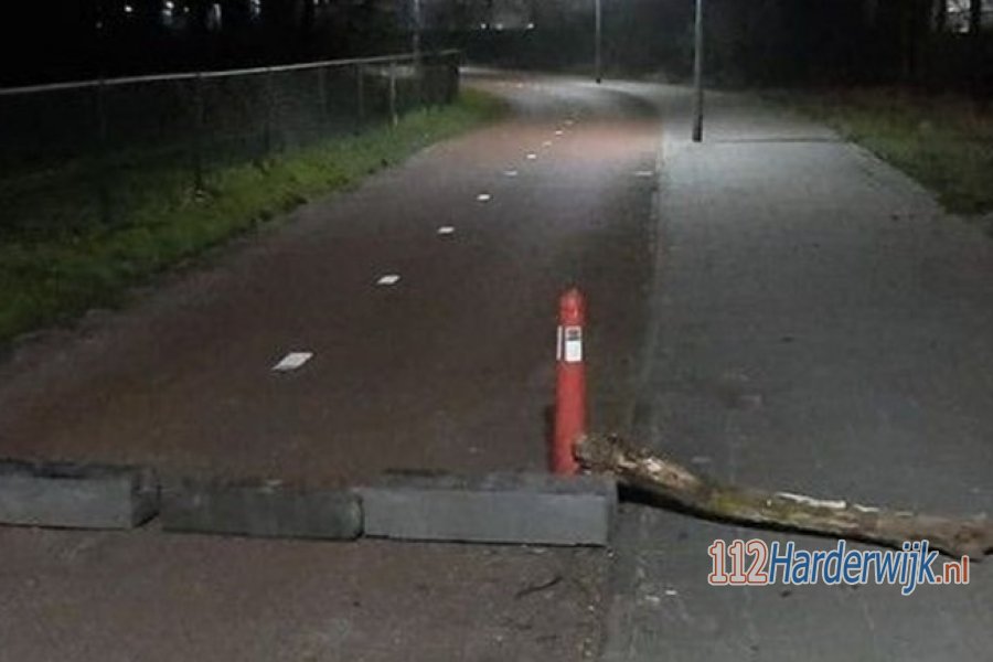 Onbekenden leggen takken en zelfs stukken beton op fietspad in #Harderwijk. 112Harderwijk.
