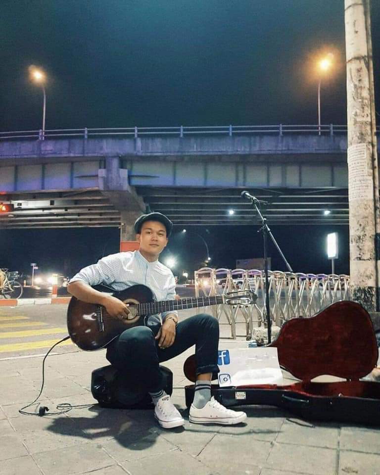 A street performer was abducted as he tried to  perform on road to earn some money for his mother who has been suffering from bone cancer. Military soldiers lately used tactic to get money by abducting innocent civilians n rob from them.

#Apr25Coup 
#WhatsHappeningInMyanmar